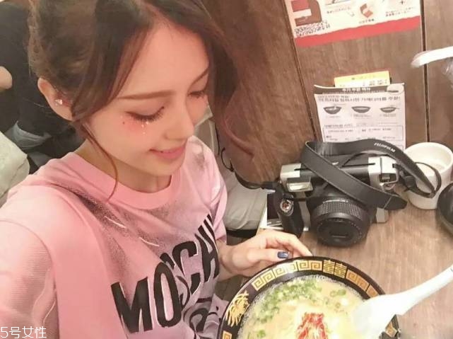 ��ửʲôױ��ÿ��Ͼ�����Ƭױ��������ҫ�۵�